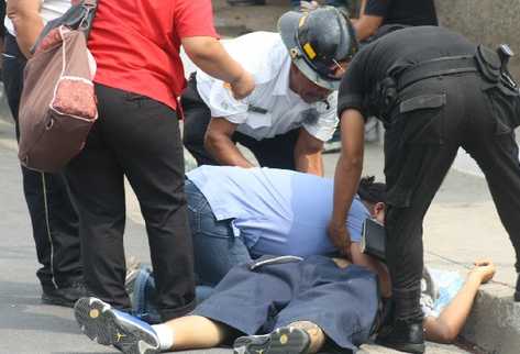 familiares lloran  sobre el  cuerpo de Peralta.