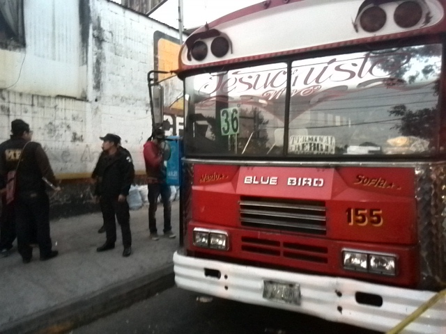 El piloto de un bus de la ruta 36 fue muerto a balazos este jueves. (Foto Prensa Libre: Estuardo Paredes)