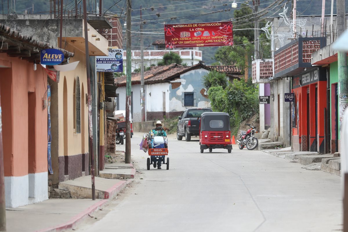 Cubulco es uno de los municipios más pobres  de Baja Verapaz. Aunque los jóvenes se gradúen de nivel medio no encuentran trabajo y no tienen medios para superarse. (Foto Prensa Libre: Hemeroteca PL).