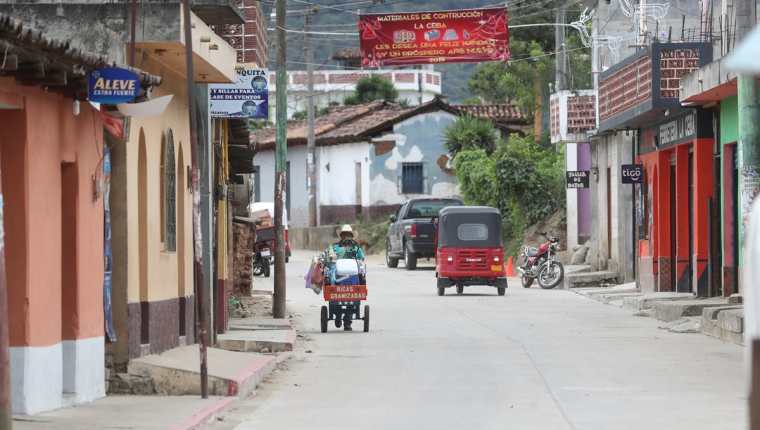 Cubulco es uno de los municipios más pobres  de Baja Verapaz. Aunque los jóvenes se gradúen de nivel medio no encuentran trabajo y no tienen medios para superarse. (Foto Prensa Libre: Hemeroteca PL).