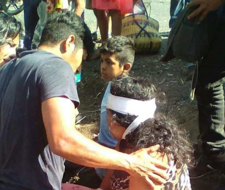 Familiares de una de las heridas verifican que se encuentre estable. (Foto Prensa Libre: CBV)