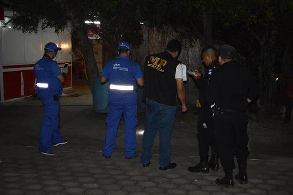 Autoridades recaban información en el lugar del crimen contra Alexánder  Pivaral, en Río Hondo, Zacapa. (Foto Prensa Libre: Víctor Gómez)
