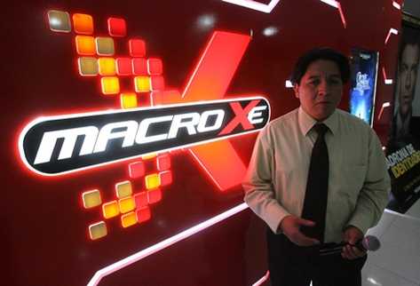 Leonel Estrada, gerente de Cinépolis Oakland Mall, explica las novedades de la sala Macro XE (Foto Prensa Libre: BILLY QUIJADA).