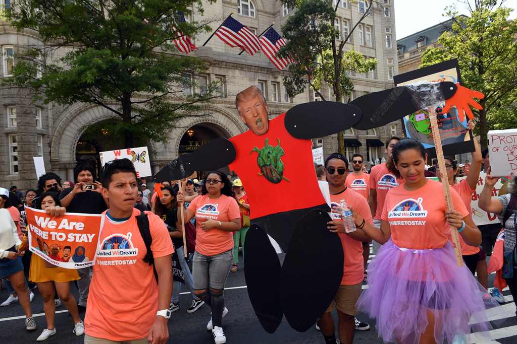 Por medio de varias manifestaciones en distintas ciudades de EE. UU.,  soñadores y defensores de inmigrantes rechazaron la decisión del Gobierno. (Foto Prensa Libre: AFP)