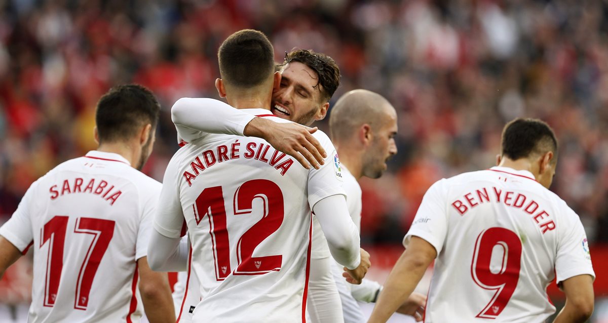 André Silva festejó con sus compañeros el único gol del partido. (Foto prensa Libre: EFE)