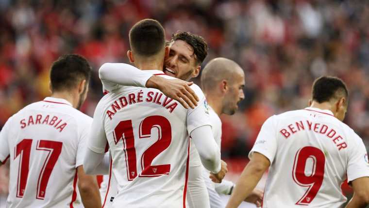 André Silva festejó con sus compañeros el único gol del partido. (Foto prensa Libre: EFE)