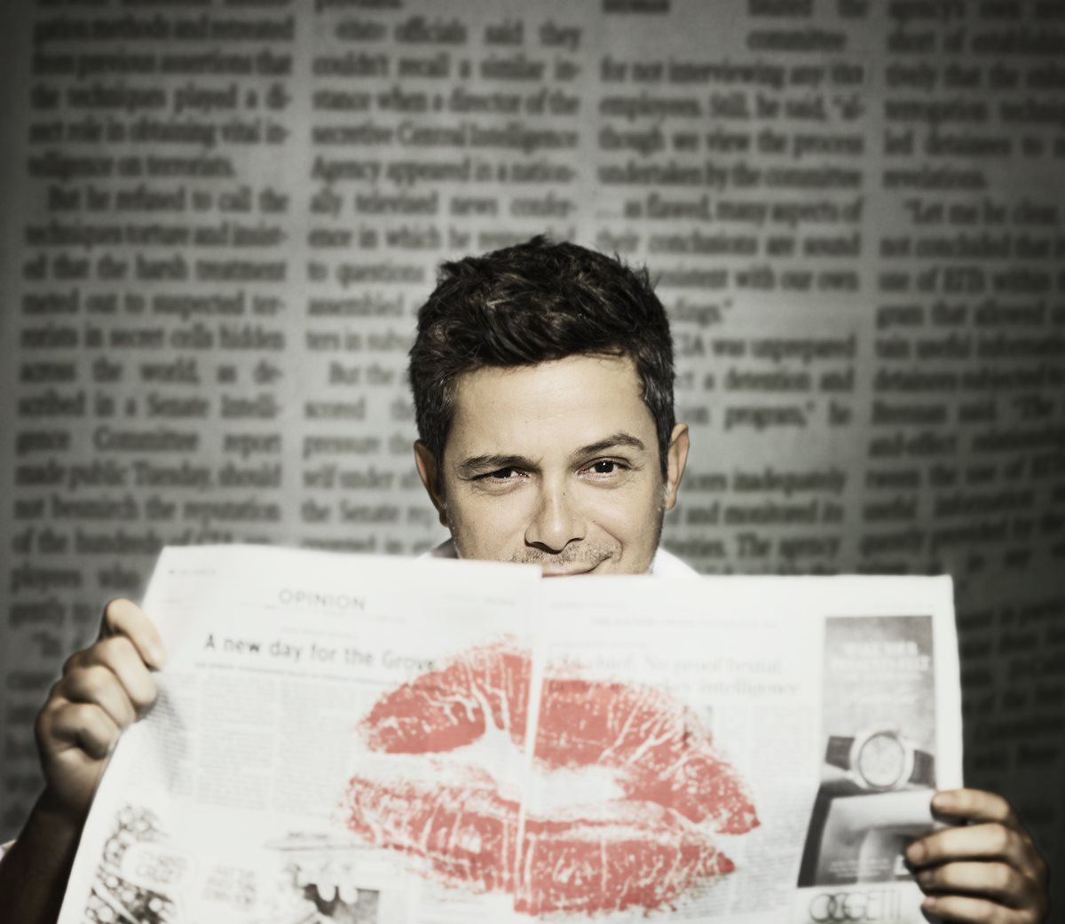 El cantante español Alejandro Sanz posa junto a una imagen promocional del nuevo tema. (Foto Prensa Libre: EFE).