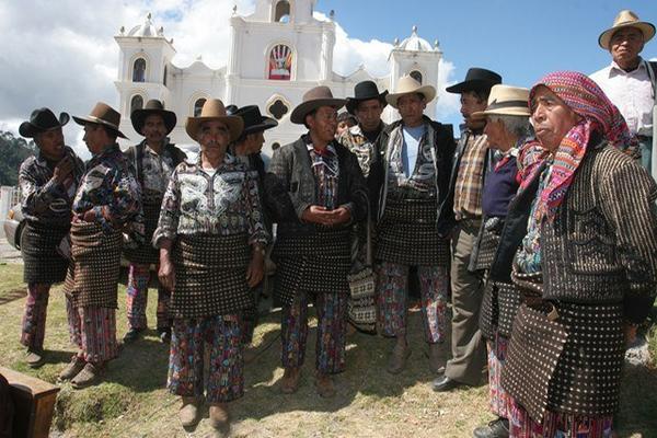 Líderes comunitarios y religiosos de la aldea Los Encuentros, Sololá, en una reunión previa a la celebración de la fiesta patronal en honor de la Virgen de la Asunción. (Foto Prensa Libre: Edwin Castro)
