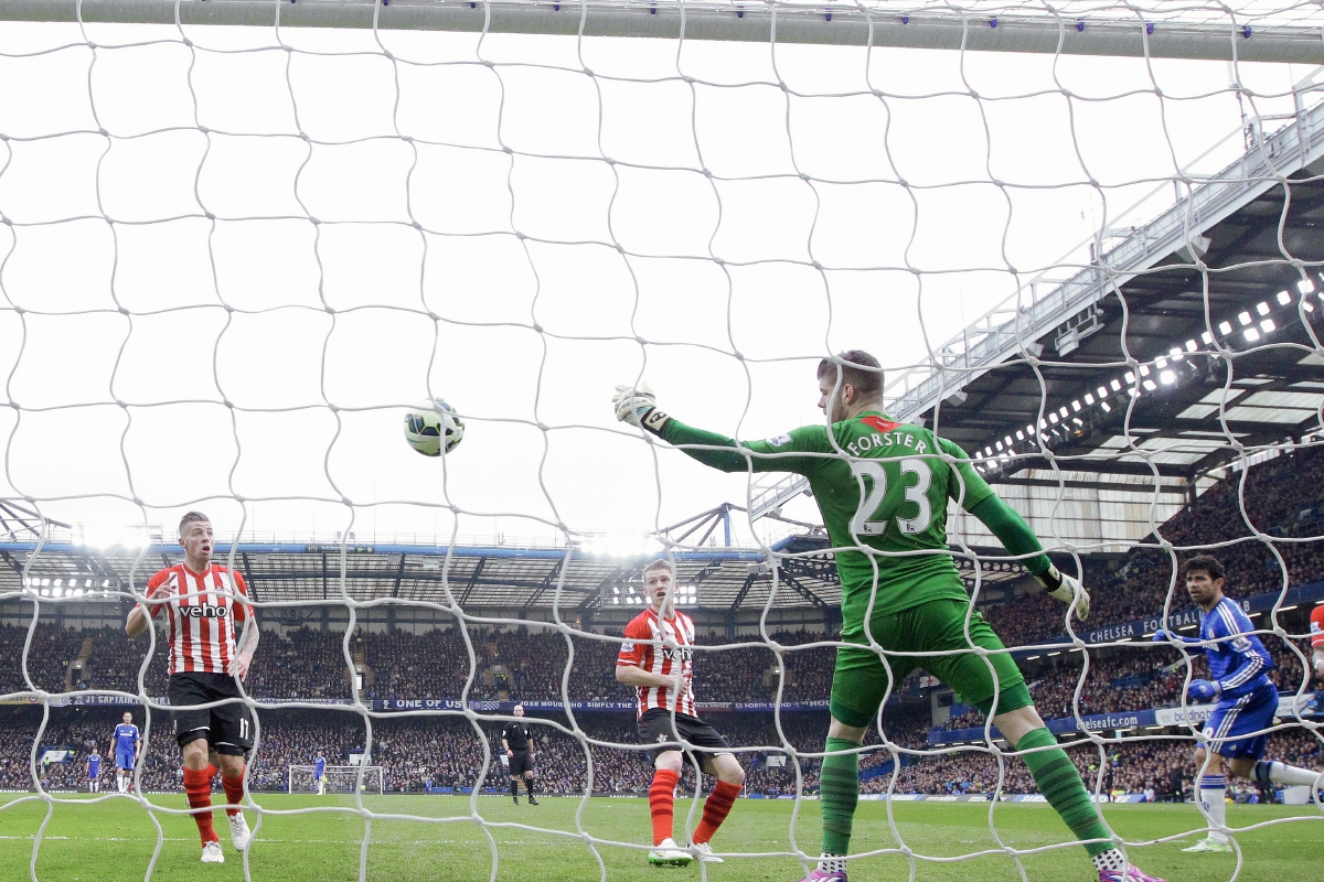 Diego Costa, observa como ingresa el balón al fondo de la portería y ponía en ventaja temporal al Chelsea (Foto Prensa LibreAP )