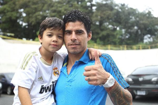Paolo Suárez, junto a su hijo Agustín, indicó que tiene alta su motivación en la serie final por el título. (Foto Prensa Libre: Óscar Felipe)