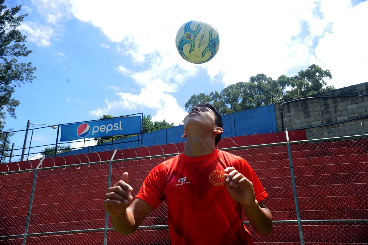 El escarlata John Méndez es el jugador Sub 17 que más minutos ha disputado en el Apertura 2016. En la Liga Nacional está inscrito como jugador de la filial (Foto Prensa Libre: Edwin Fajardo)