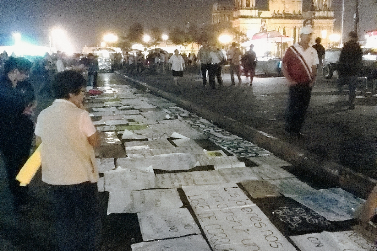 Cientos de personas aun protestaban en horas de la noche en la Plaza de la Constitución. (Foto Prensa Libre: Henry Pocasangre.