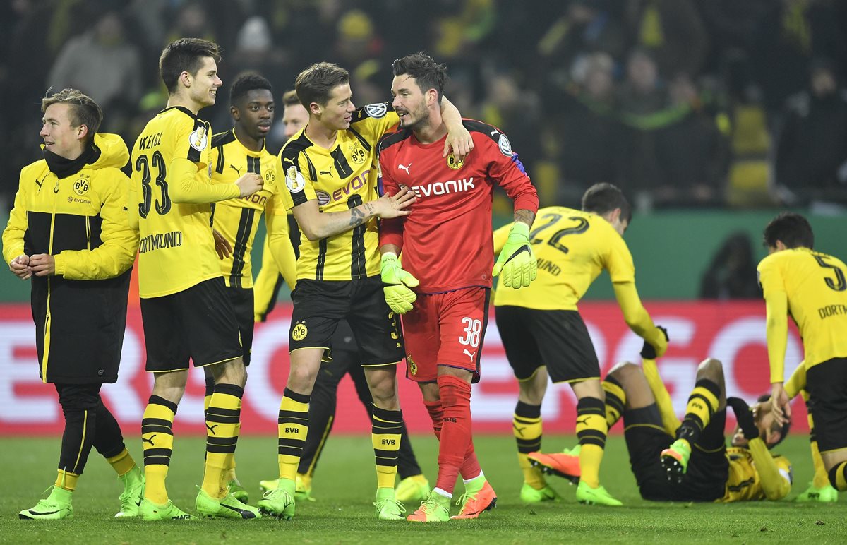 Así festejaron los jugadores del Borussia Dortmund, después de conseguir el pase. (Foto Prensa Libre: AP)