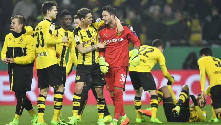 Así festejaron los jugadores del Borussia Dortmund, después de conseguir el pase. (Foto Prensa Libre: AP)