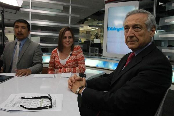 Los periodistas  Gustavo Montenegro,  editor dominical, y Claudia Palma, reportera del área de  Seguridad y Justicia, conversan con Heraldo Muñoz, subsecretario general de la ONU y director regional del PNUD.