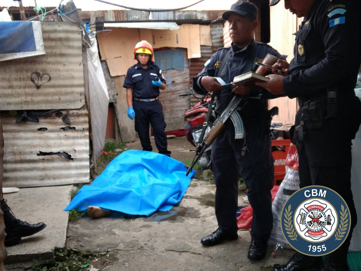 Una mujer fue asesinada en la avenida Ferrocarril, zona 1. Foto Prensa Libre: Bomberos Municipales.