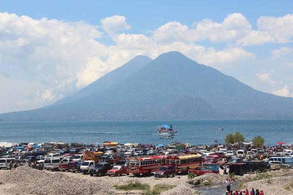 Cientos de vehículos llenan Panajachel.