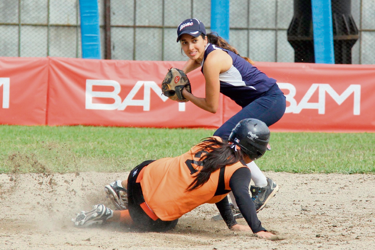 Universidad y Lanquetín, en el juego que disputaron este sábado en el Diamante de la zona 15 capitalina. (Foto Prensa Libre: cortesía CDAG)