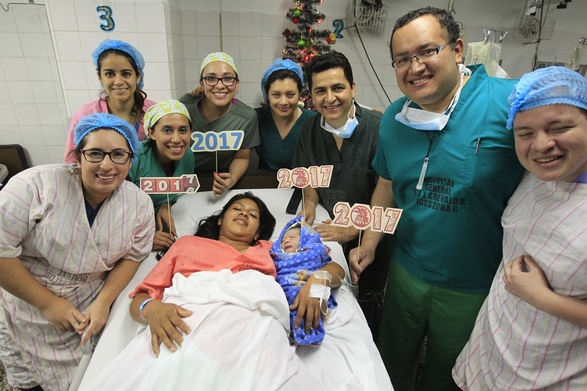En la maternidad del IGSS de la zona 6, nació en el primer segundo del año el bebé de Carolina Antonieta Rosales de 22 años y Martín Aguilar.(Foto Prensa Libre. Carlos Hernández Ovalle)