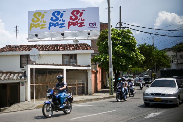 Una manta publicitaria instan a votar por el "Sí" en el plebiscito en Cali, Colombia. (Foto Prensa Libre: AFP).