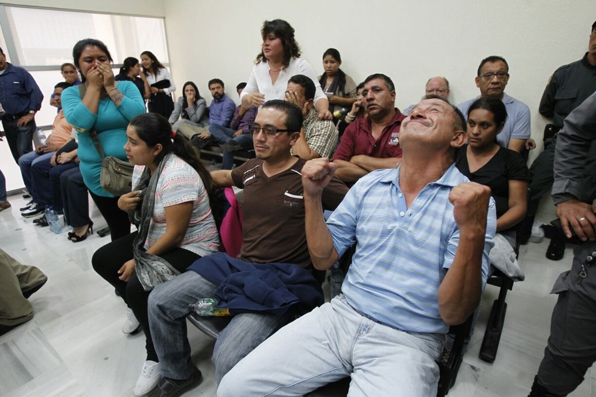 José Axel Hernandez Gómez implicado en el caso El Bodegón reacciona al escuchar la resolución del juez. ( Foto Prensa Libre: Paulo Raquec)