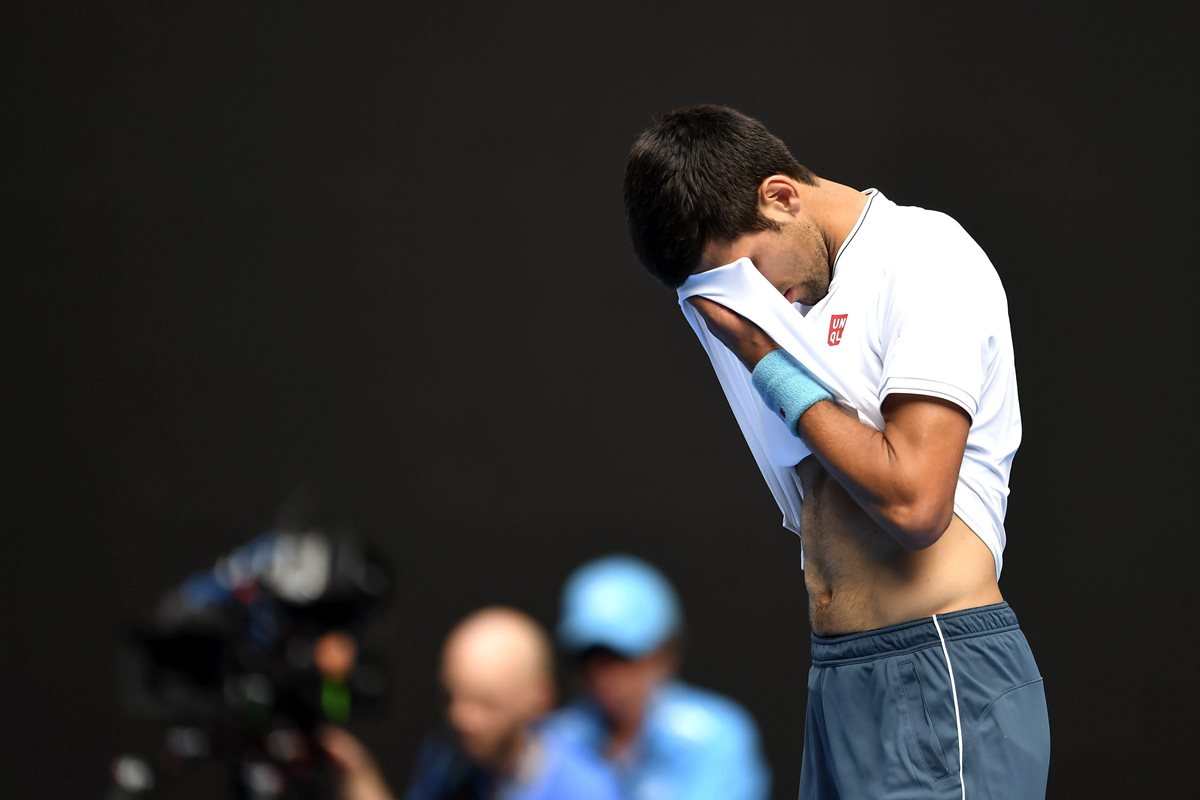 El serbio Novak Djokovic fue eliminado este jueves del Abierto de Australia por uzbeko Denis Istomin. (Foto Prensa Libre: EFE)