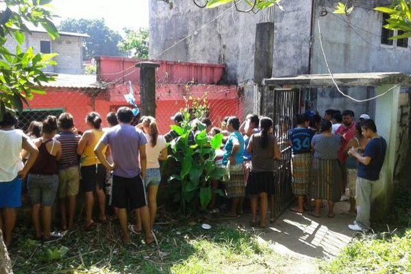 Vecinos de San Felipe, Retalhuleu, observan cadáver de mujer. (Foto Prensa Libre: Rolando Miranda)<br _mce_bogus="1"/>