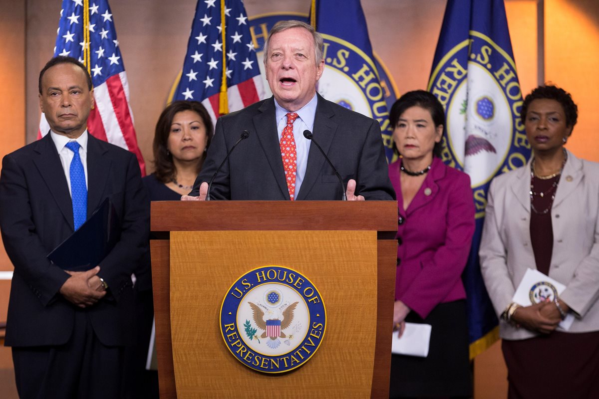 Dick Durbin (c) habla durante una conferencia de prensa rodeado los legisladores demócratas (i-d) Pete Aguilar, Luis Gutiérrez, Judy Chu y Norma Torres.(EFE)
