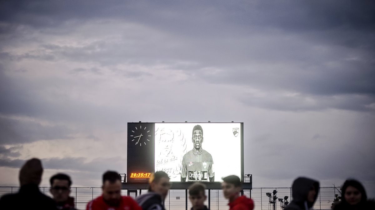Patrick Ekeng se desplomó en pleno partido la semana pasada. (Foto Prensa Libre: AFP)