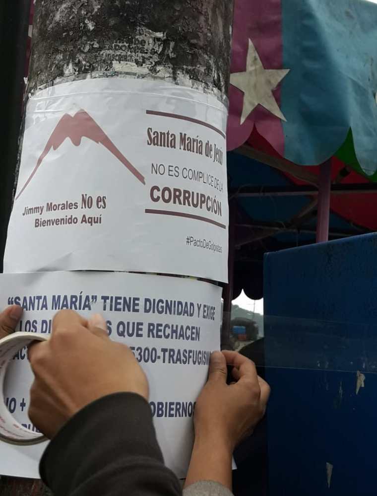 En Santa María de Jesús, Sacatepéquez, fueron colocados carteles en los postes del alumbrado público. (Foto Prensa Libre: Julio Sicán)