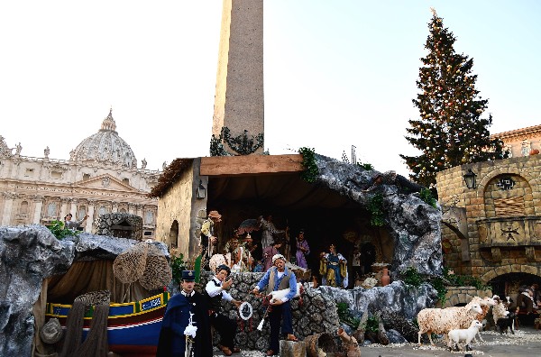 Adornos de Navidad fueron elaborados por niños de hospitales pediátricos de italia. (Foto Prensa Libre: AP)