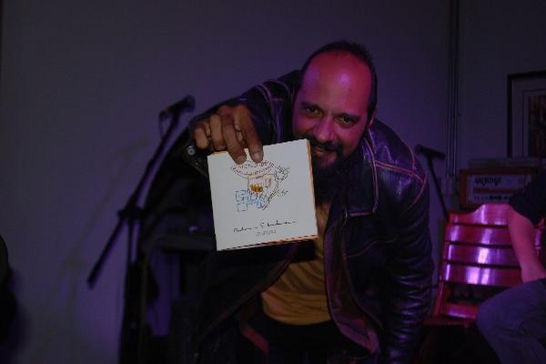 Giovanni Pinzón, vocalista de Bohemia Suburbana, muestra el Colectorio.