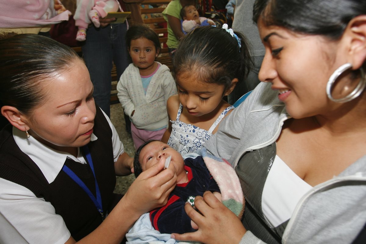 La vacunación debe ser una prioridad de los gobiernos, pues proteger a los niños contra enfermedades graves o, a veces, mortales. (Foto Prensa Libre: Hemeroteca PL)