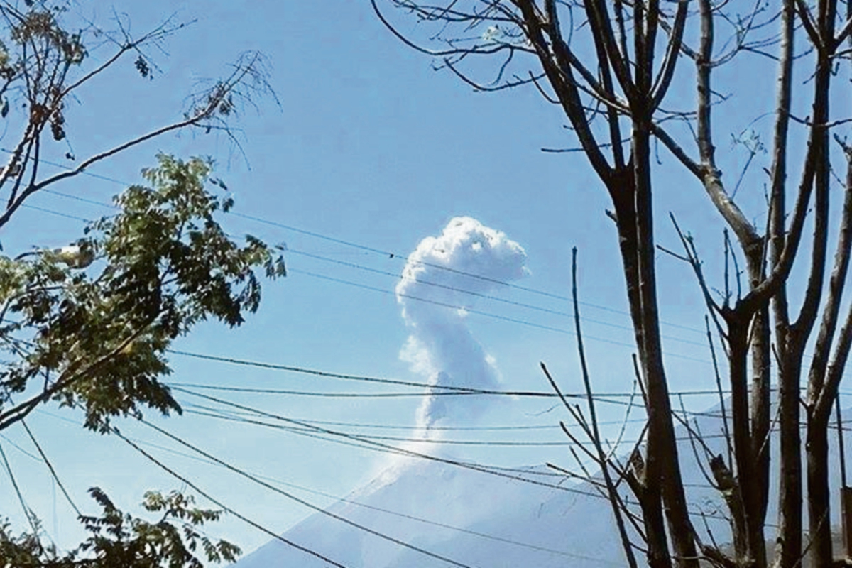 El Insivumeh indica que la actividad del Volcán de Fuego y otros colosos es normal por el momento. (Foto Prensa Libre: Hermeroteca PL)