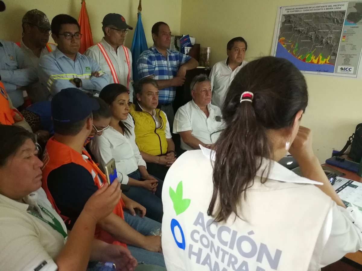 Edwin Escobar, alcalde de Villa Nueva, en una reunión para conocer sobre la emergencia del Volcán de Fuego. (Foto Prensa Libre: Archivo)
