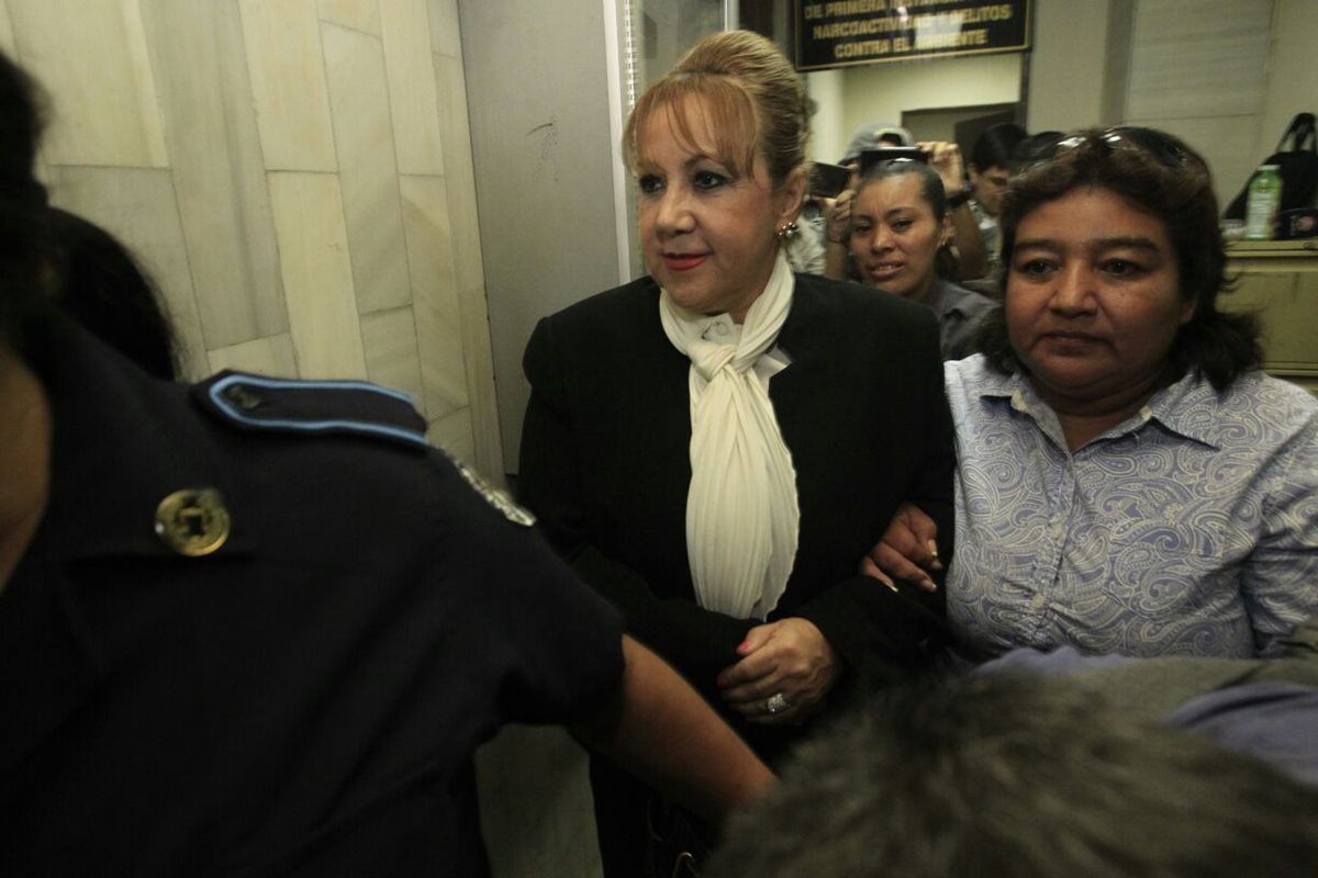 Blanca Stalling al salir de Tribunales este martes. Foto Prensa Libre: Carlos Hernández.