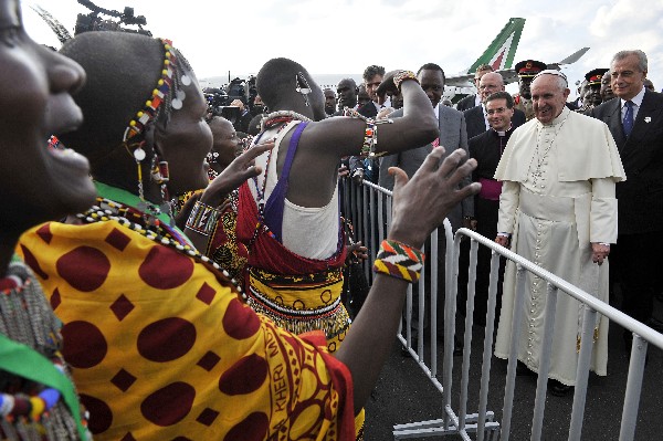 Papa Francisco comienza su gira en Kenia por África. (Foto Prensa Libre: AFP)