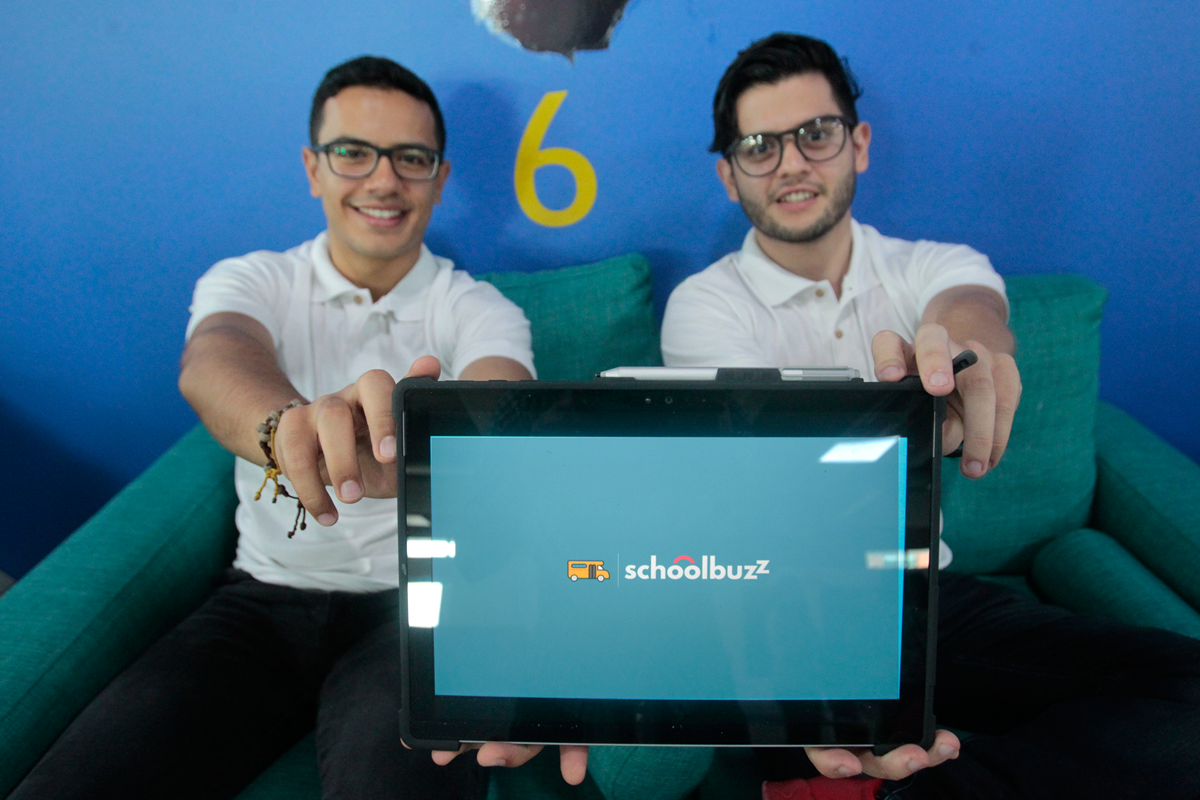 José Gálvez y Luis Sierra, creadores y fundadores de la aplicación SchoolBuzz, también fueron uno de los ganadores del Heroes Fest 2016. (Foto Prensa Libre: Carlos Hernández)