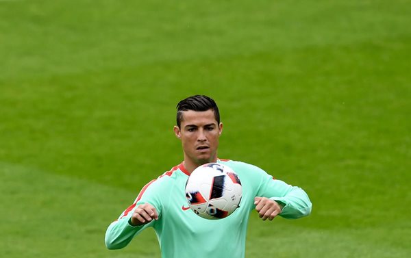 Cristiano Ronaldo es el líder ofensivo de Portugal, que enfrentará mañana a Gales en las semifinales de la Eurocopa 2016 (Foto Prensa Libre: AFP)