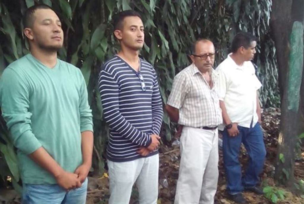 Cuatro de los cinco capturados con droga y armas, en San Antonio Suchitepéquez, Suchitepéquez. (Foto Prensa Libre: Melvin Popá)