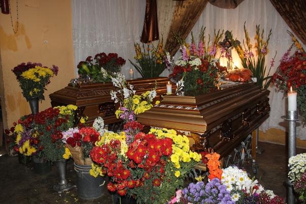 Los restos de Heidy Roxana Ramírez y su esposo Mario Rodolfo López  Ramírez son velados en el cantón Tunas, Jutiapa. (Foto Prensa Libre:  Oscar González)