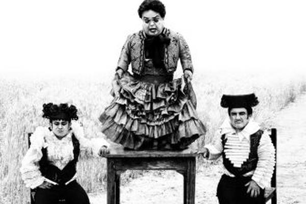 Enanos embutidos en un chaleco de luces y falda de volantes. (Foto Prensa Libre: Ruven Afanador)