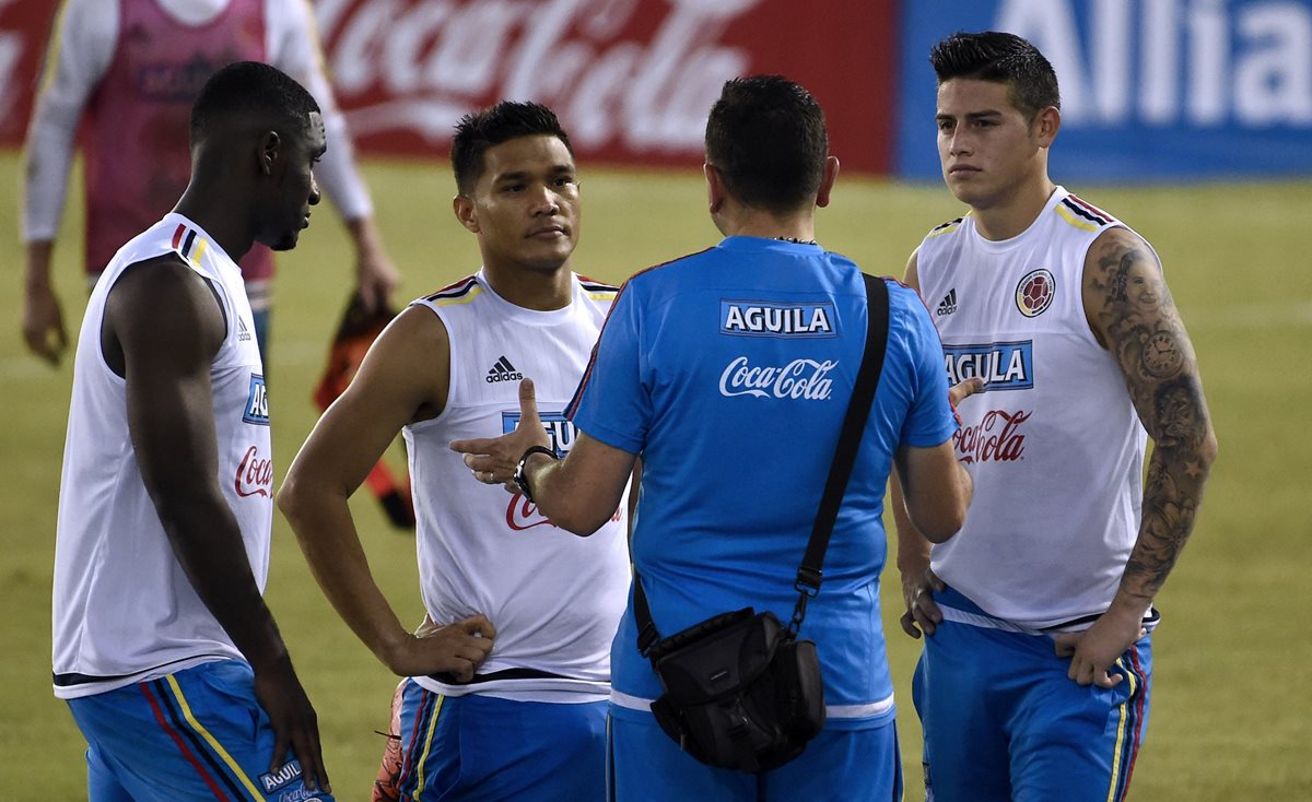 Cristian Zapata, Teofilo Gutierrez y James Rodríguez durante el entrenamiento de ayer previo al duelo frente a Argentina. (Foto Prensa Libre: AFP)