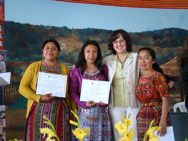 Maestras de Santa Apolonia, Chimaltenango, beneficiadas del programa de diplomado que ofrece Enlace. (Foto Prensa Libre: Cortesía)