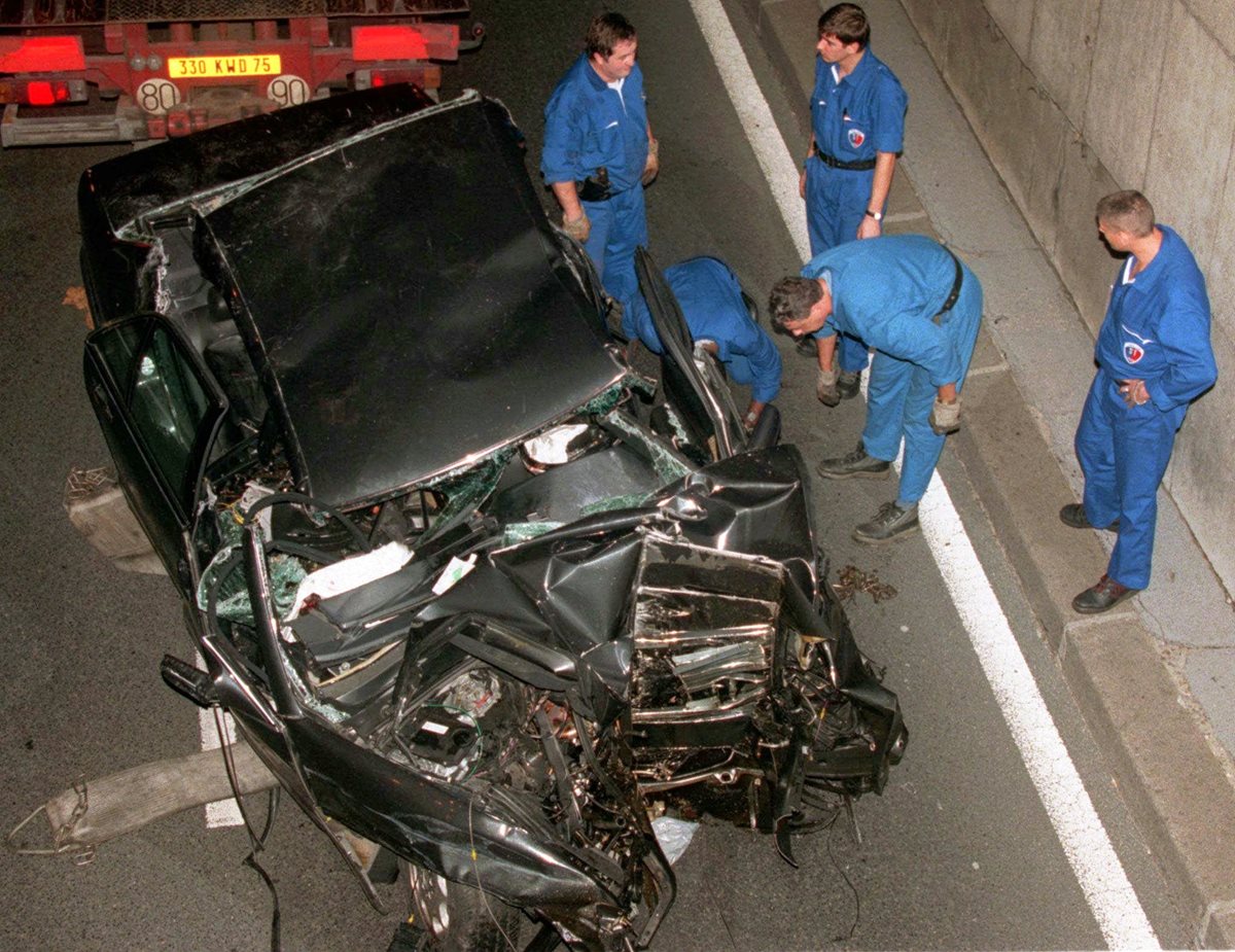 Estado en el que quedó el auto donde se conducían Diana y Dodi Al Fayed y que se accidentó en el tunel bajo el Puente del Alma en París. (Foto: AP)
