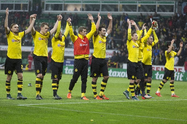 Los futbolistas del Borussia festejan. (Foto Prensa Libre: AP)