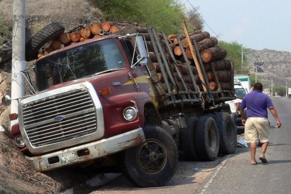 En hecho se registró en el km 96 de la ruta al Atlántico, jurisdicción de San Agustín Acasaguastlán. (Foto Prensa Libre: Hugo Oliva).<br _mce_bogus="1"/>