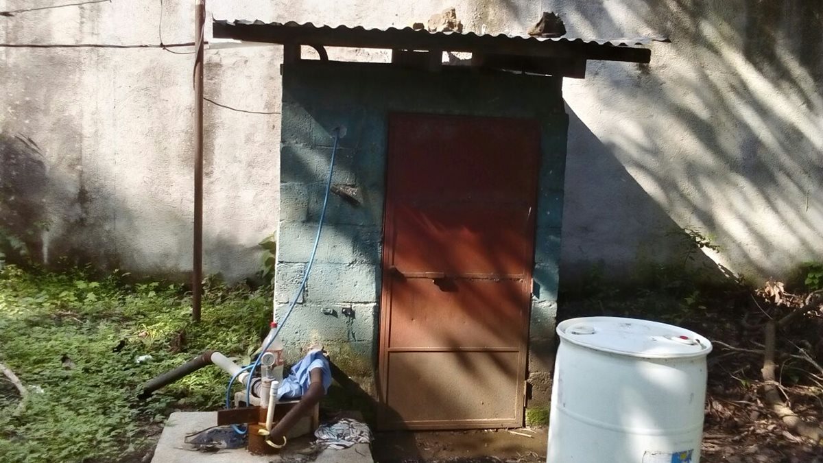 El área donde el año pasado funcionaba el pozo que abastece al Hospital de Cuilapa luce abandonada. El agua no fue clorada y eso costó vidas humanas. (Foto Prensa Libre: Oswaldo Cardona)