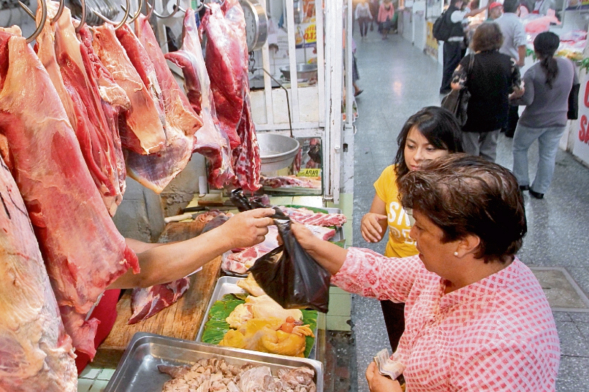 carnes de pollo y res siguen con su tendencia a la baja debido a una sobreoferta en el mercado. (Foto Prensa Libre: Álvaro Interiano)
