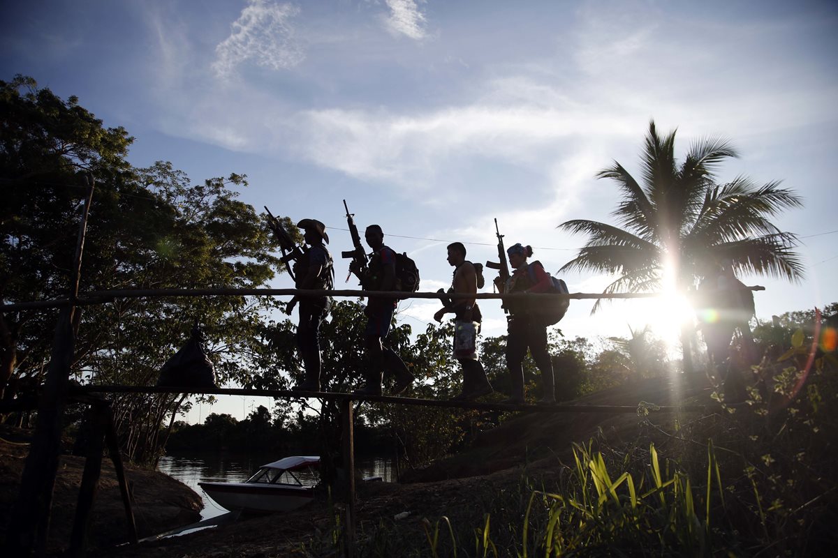 Combatientes de las Farc caminan en la jungla del Putumayo, Colombia. (Foto Prensa Libre: AP).